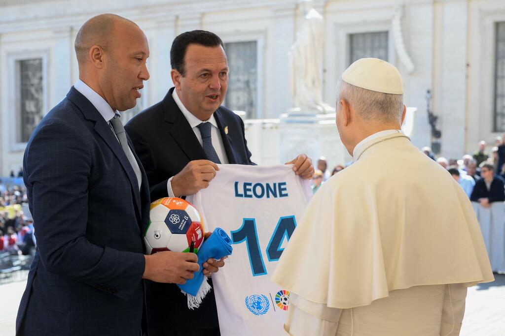 L'ancien footballeur international français Mikaël Silvestre (à gauche) remet au Pape Léon XIV un maillot « Le Football pour les Objectifs » aux côtés de l'entrepreneur Paolo Celi.